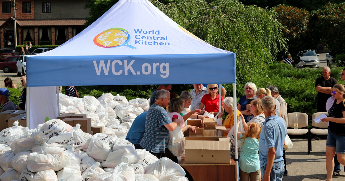 У Нікополі переселенці отримали продуктові набори від World Central Kitchen: фоторепортаж