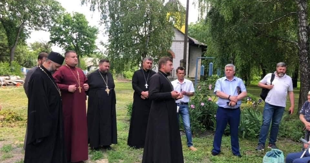 В Улянівці люди поговорили й не вирішили, з якою церквою вони лишаються