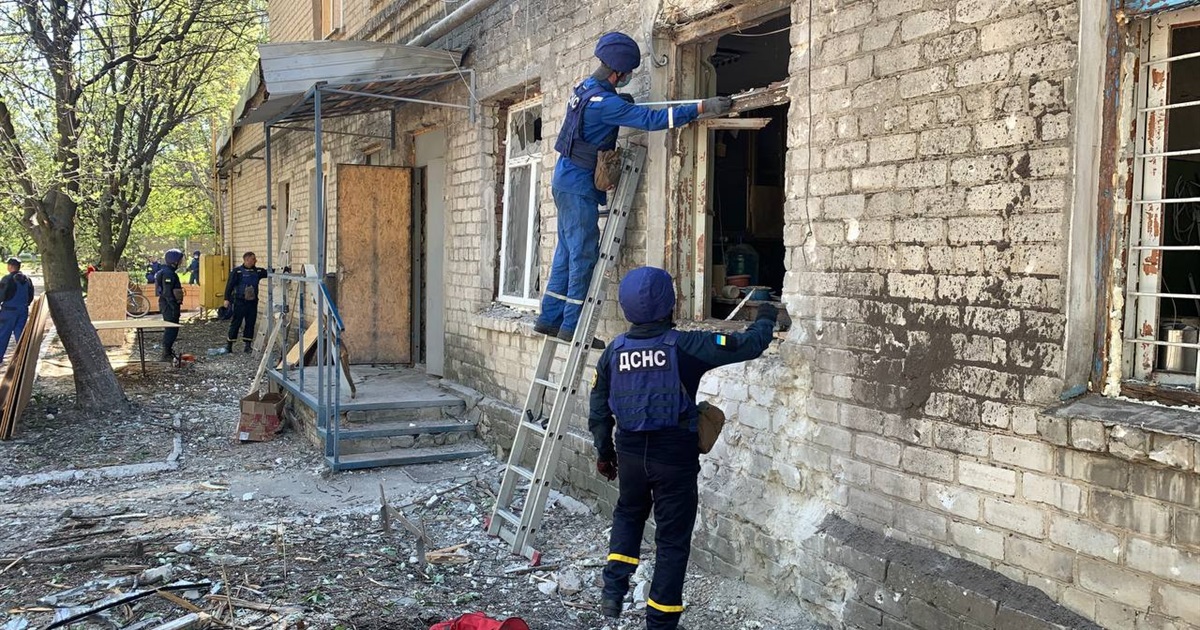 Цю лікарню в Красногорівці обстрілювали вже 17 разів. Але медики продовжуть допомагати людям