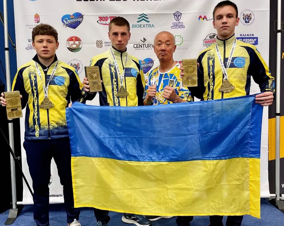 Україна тримається і ми перемагаємо. Курахівські кікбоксери розповіли, як готувалися до Кубка Світу