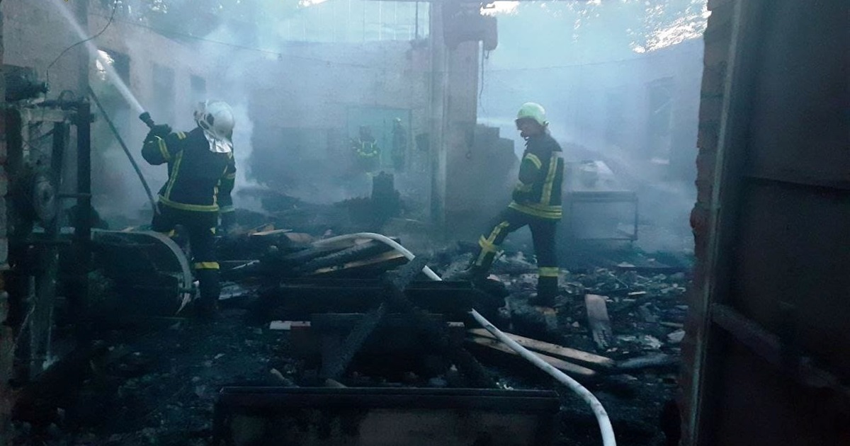 Чернігівські рятувальники ліквідували пожежу на підприємстві по вул. Мазепи
