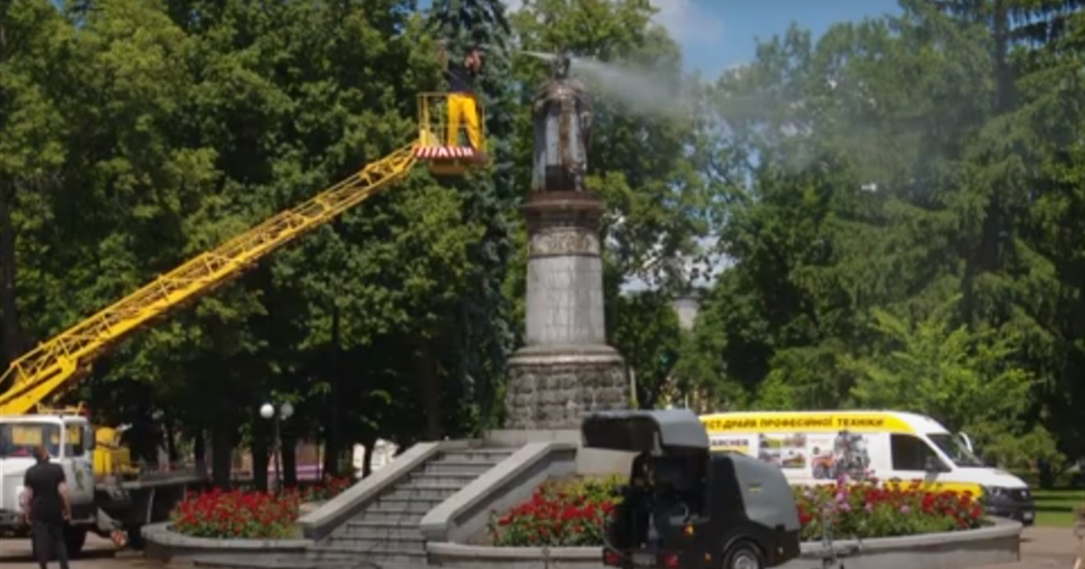 Комунальним службам Чернігова допомогла в прибиранні відома іноземна компанія