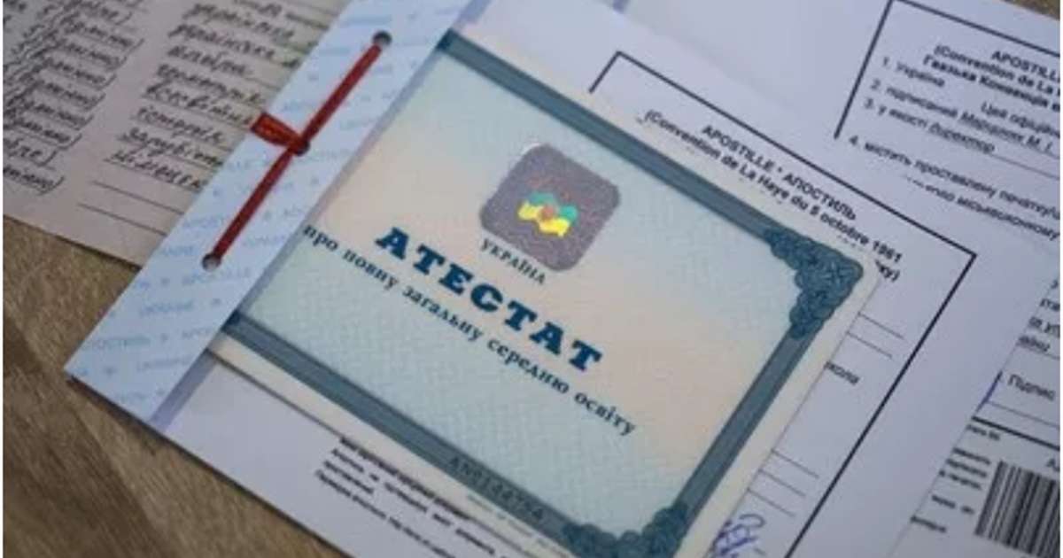 Випускники, які знаходяться за кордоном, зможуть отримати атестати в посольствах України
