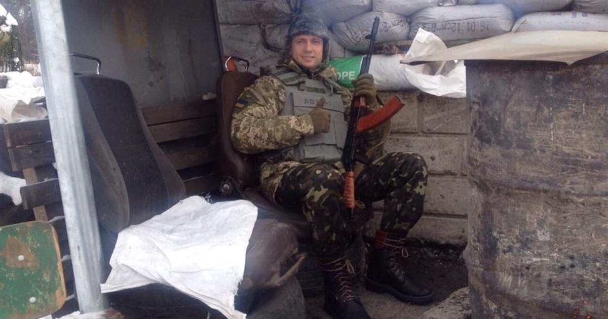 До цього бійця з Луганщини окупанти вдерлися в квартиру. Вони підклали йому гранати і зброю