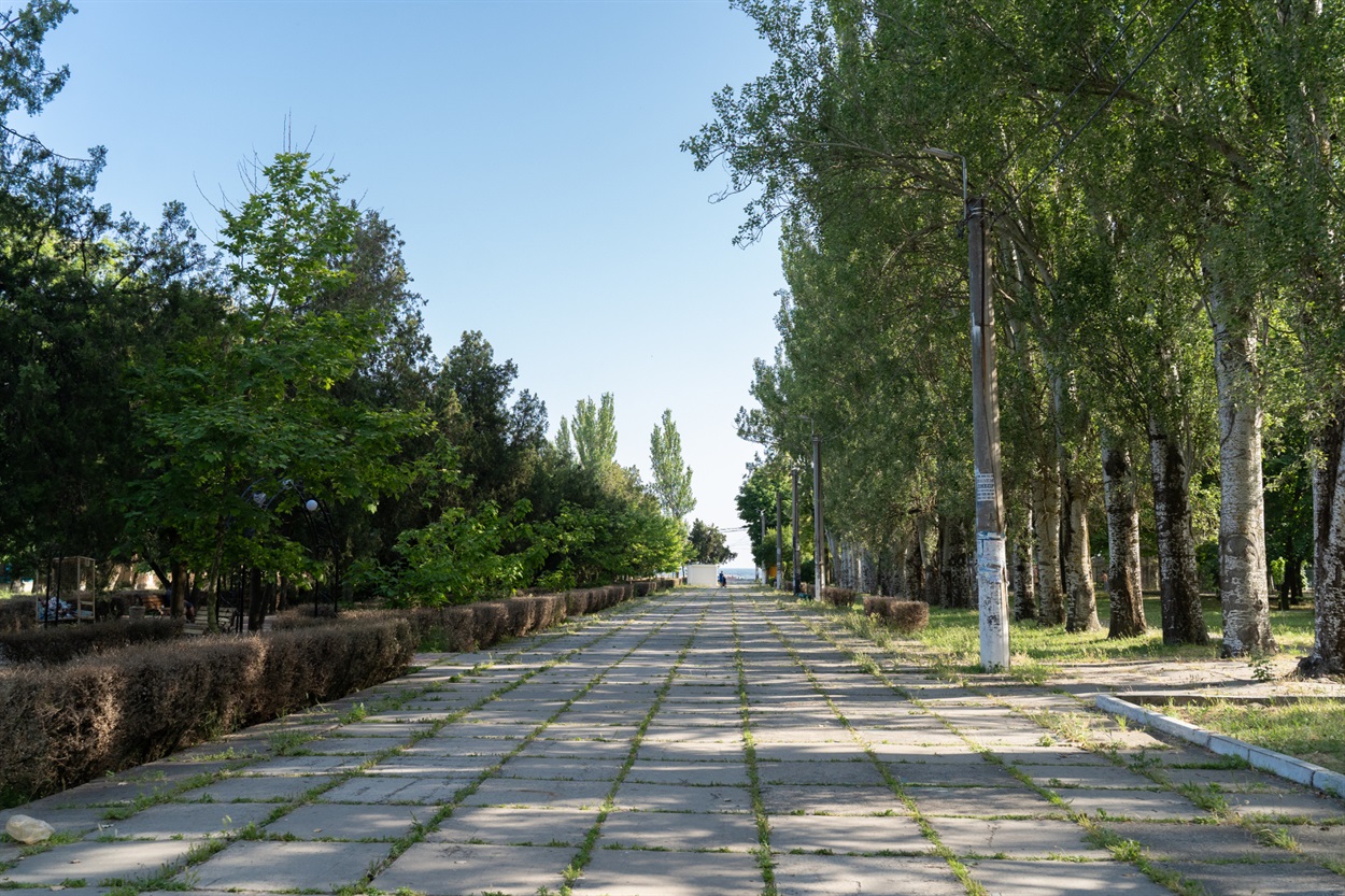 Пішохідна алея, що веде до Набережної 