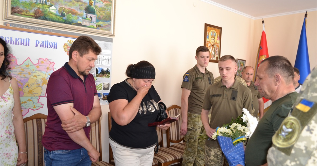 Батькам загиблих курсантів вручили державні нагороди