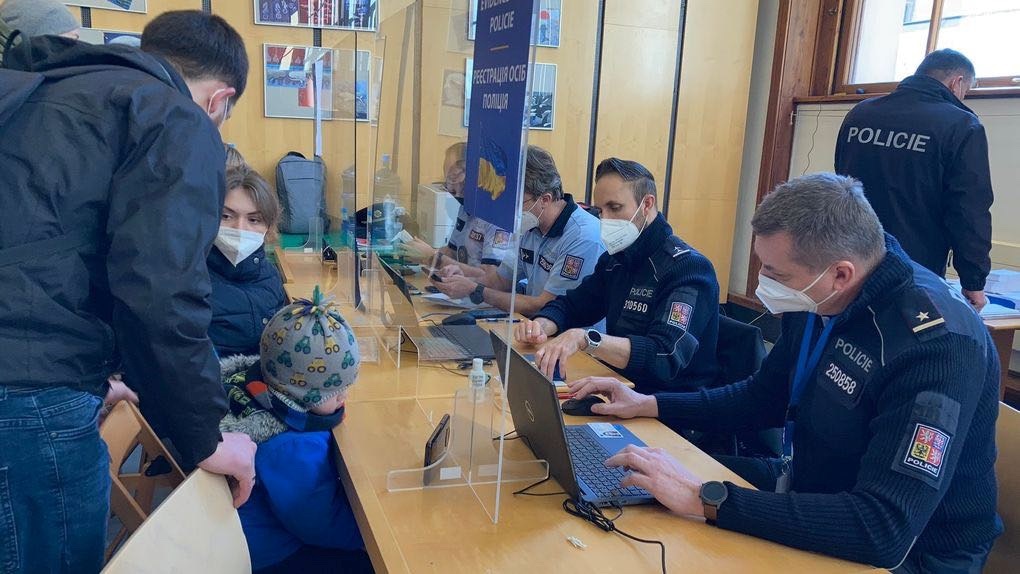 Чеська поліція консультує українців у міській книгарні в Празі