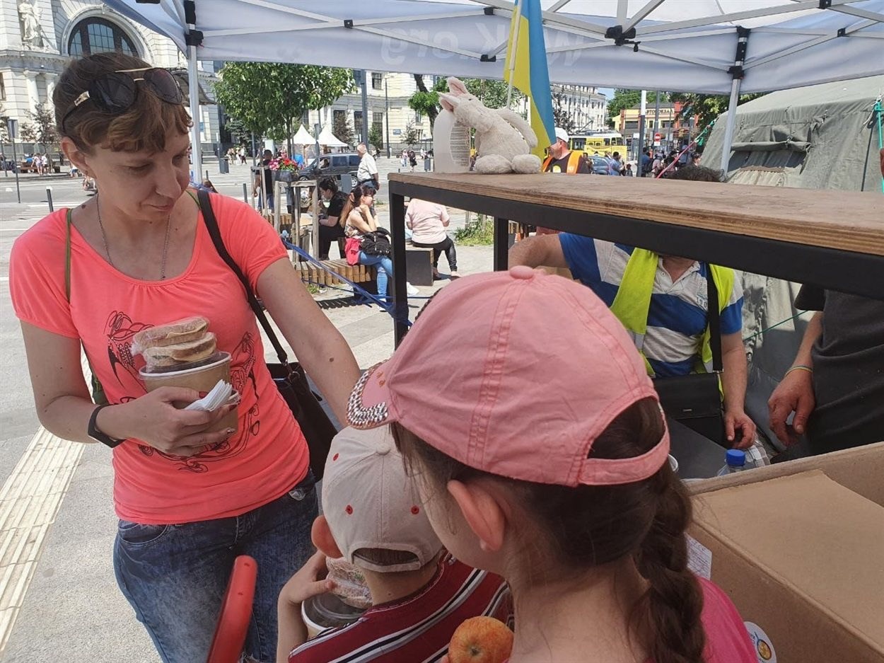 Волонтерські намети на площі біля Львівського залізничного вокзалу 