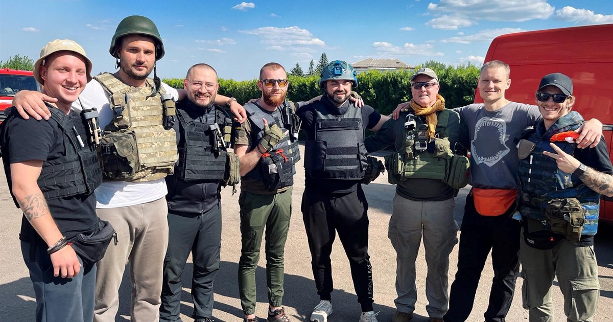 Ці волонтери досі вивозять мирних жителів з Луганщини. І наполягають на евакуації родин з дітьми