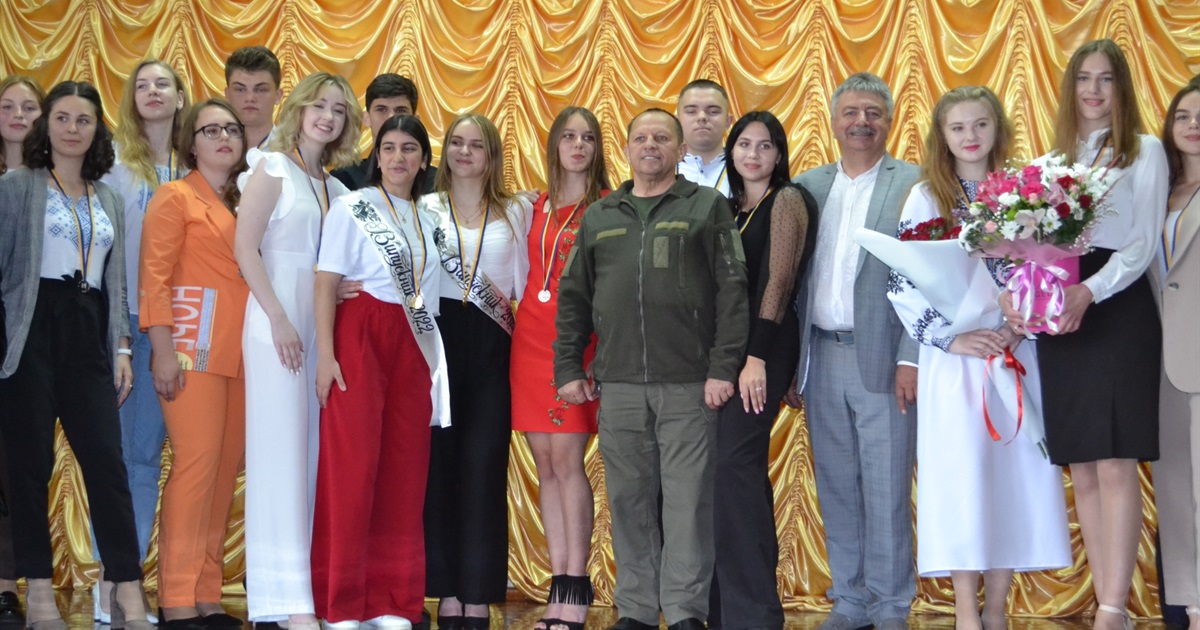У Старокостянтинові вручили медалі випускникам. Фоторепортаж