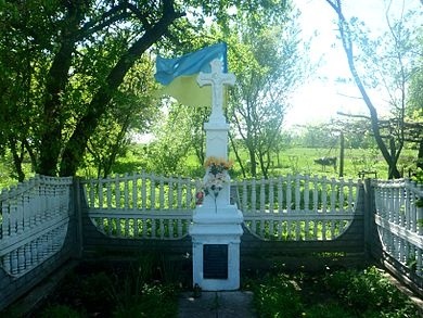 Пам’ятний хрест неподалік місця загибелі Юрія Липи в селі Шутова