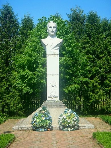 Пам’ятник Юрію Липі в селі Іваники Яворівського району Львівської області

