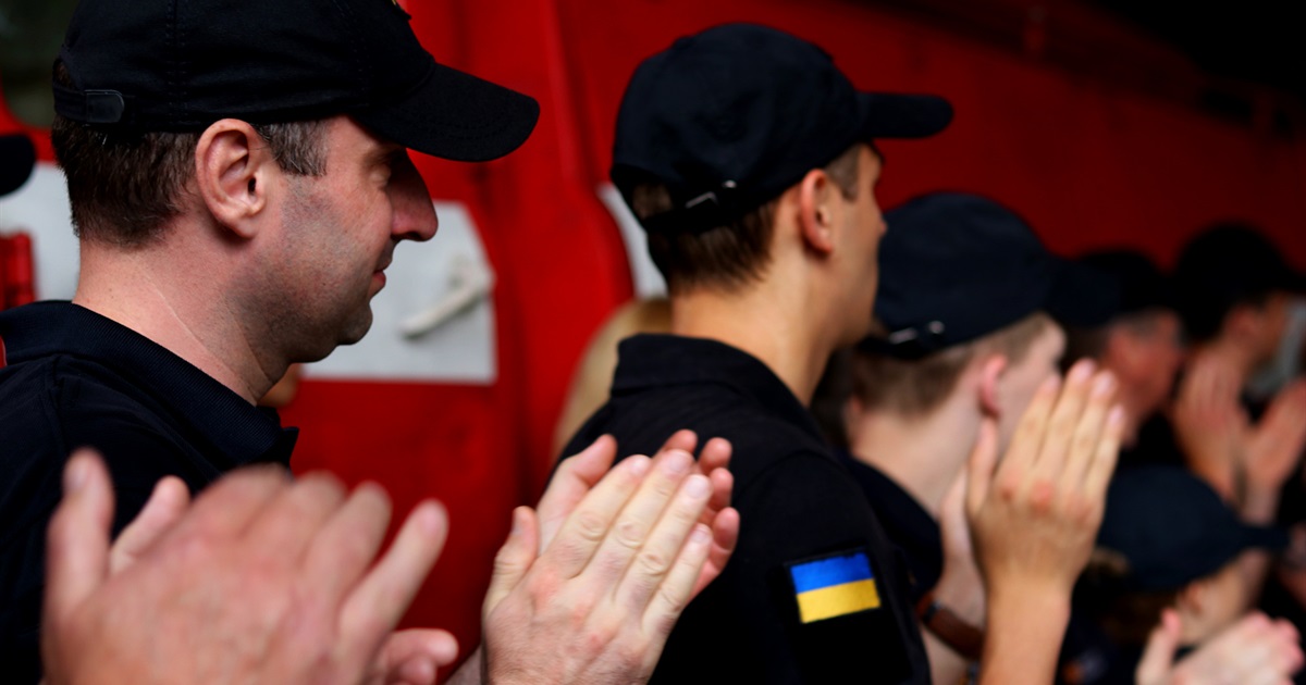 Рятувальникам Нікопольщини підіймали настрій українськими піснями: фоторепортаж