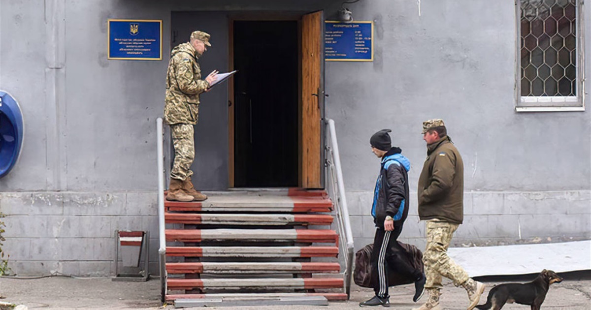 Мне хотят вручить повестку просто на улице. Это законно? Что делать?