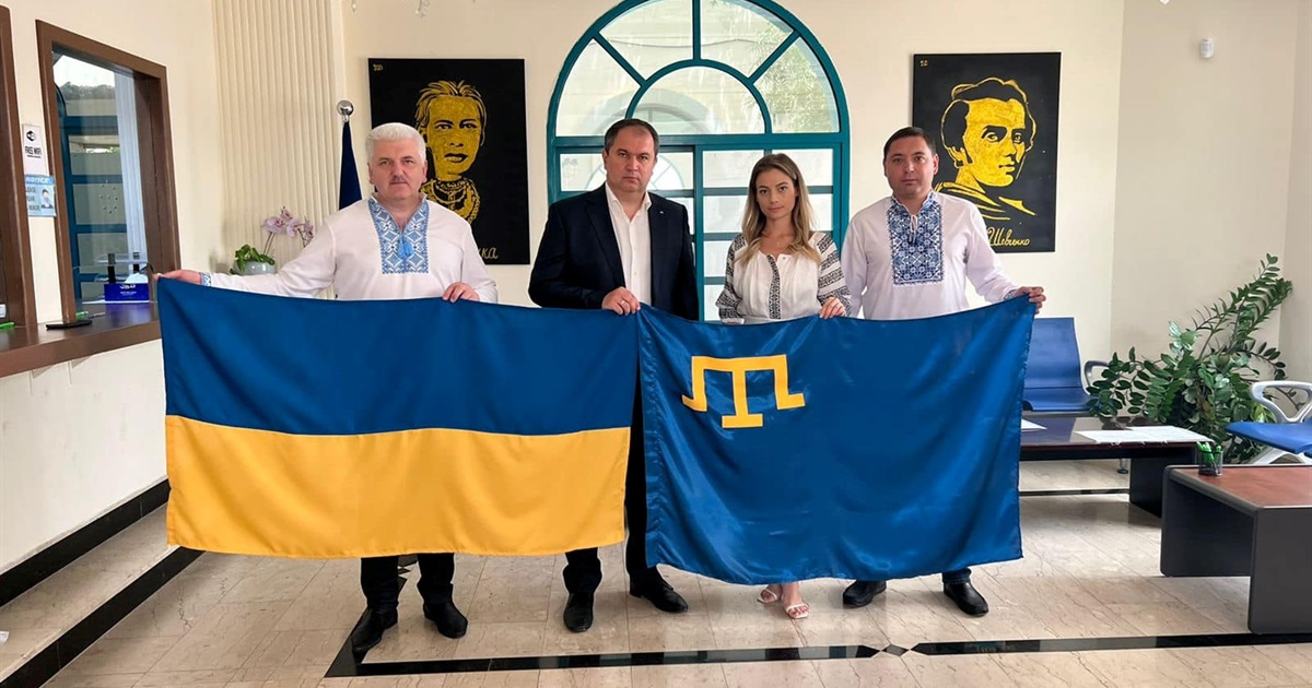 У Консульстві України в Дубаї вшанували кримськотатарський прапор