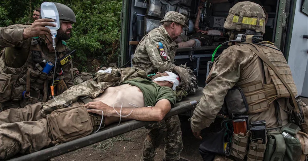 По колоні ВСУ під Лисичанськом вдарили касетними бомбами. Поранених лікували просто посеред поля