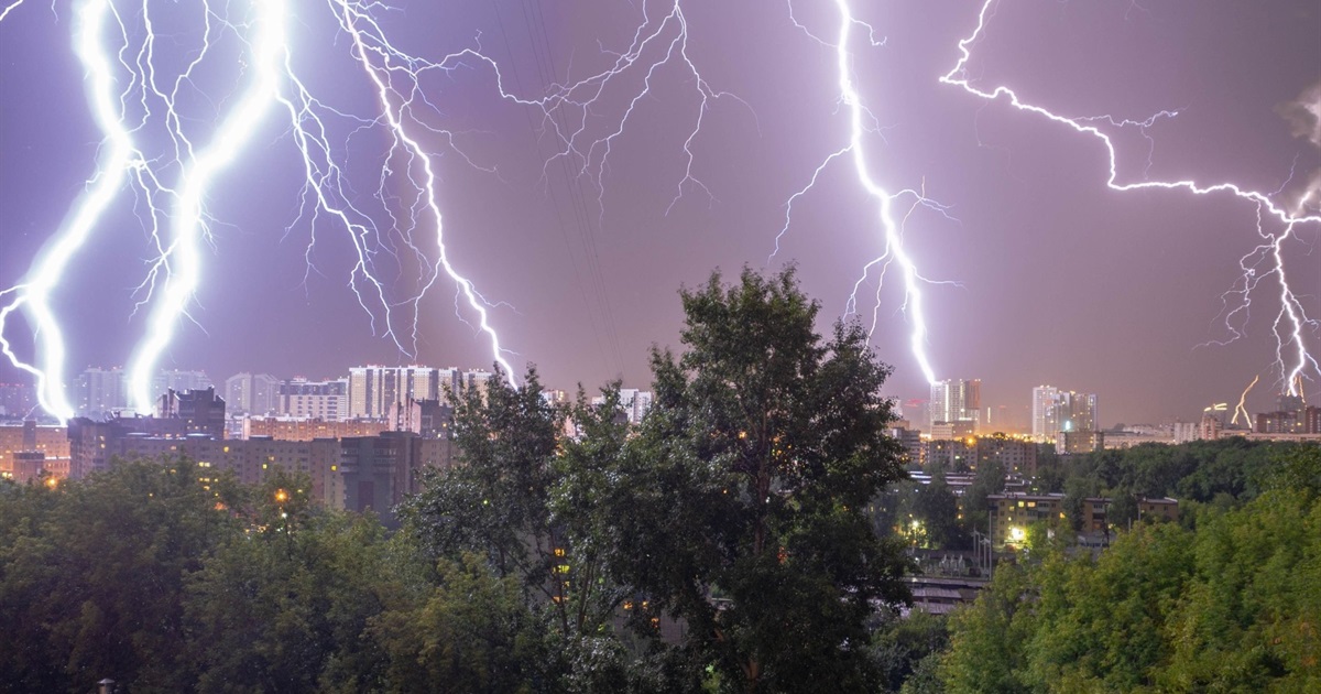 «Жовтий» рівень небезпеки: на Гадяччині прогнозують грози та град
