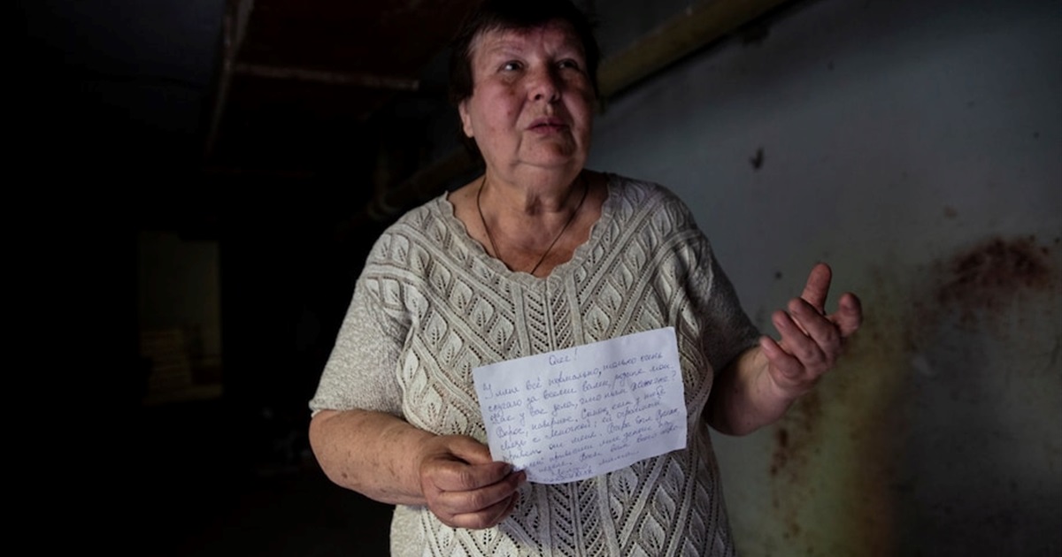 Мешканці Лисичанська пишуть рідним листи в підвалах. Вони провели там вже 116 днів