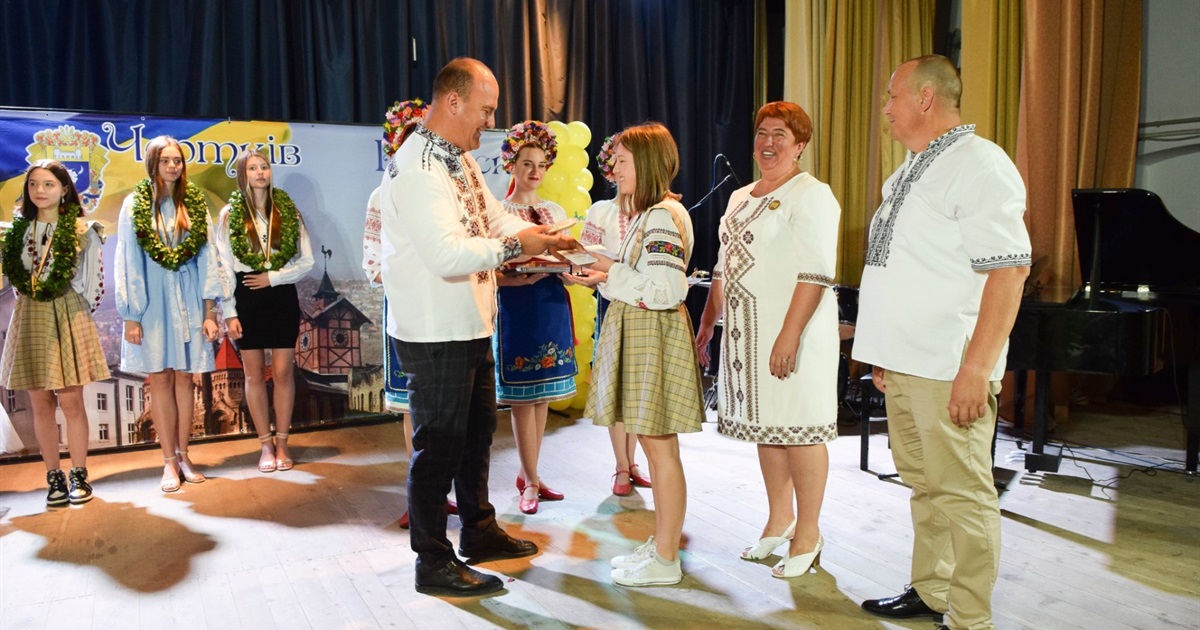 У Чорткові 16 випускників отримали золоті медалі і троє – срібні