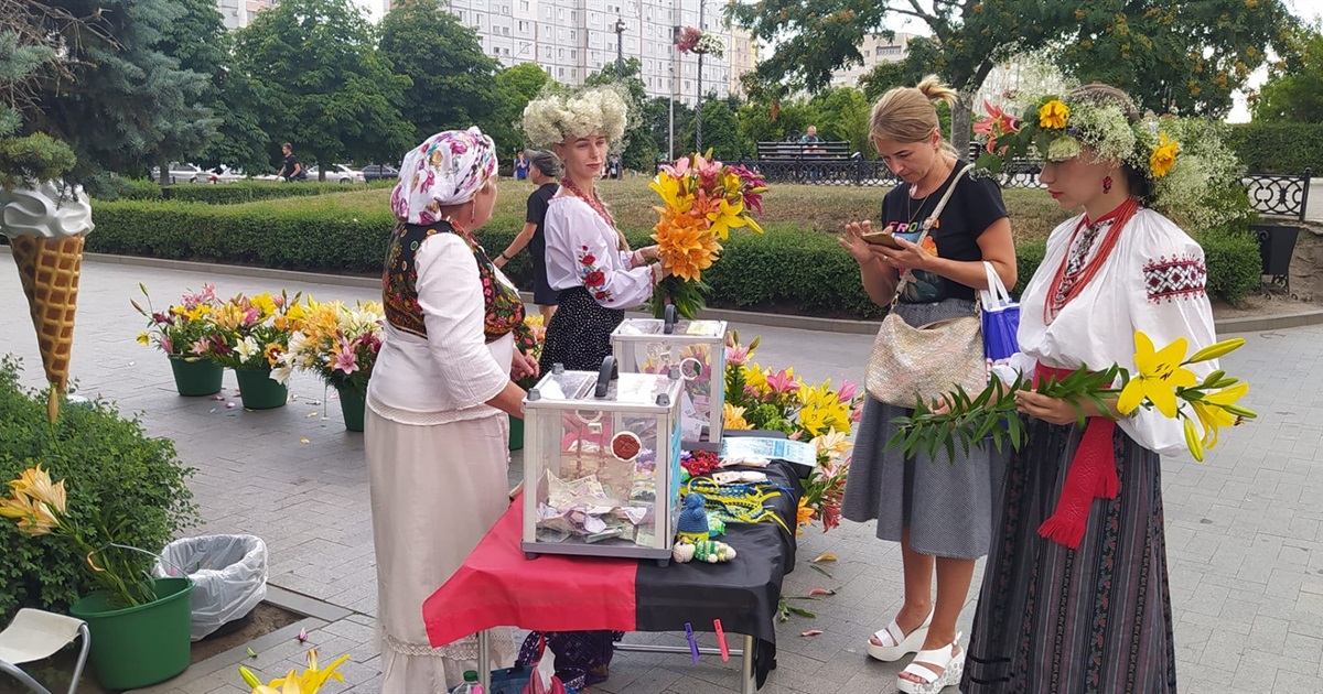 Чарівні кривинчанки на Купала продавали лілії. Виторг передали на придбання тепловізора