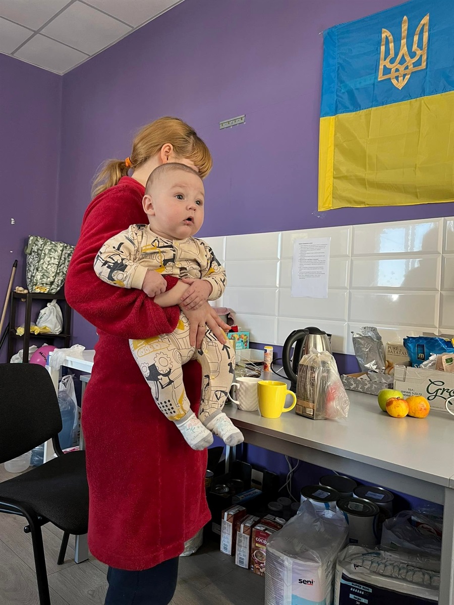 Жінка з дитиною в одному з притулків