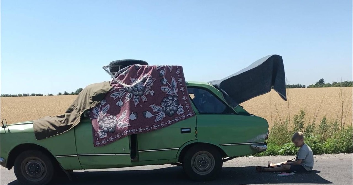 Ігри на розпеченій дорозі та ночівля під зорями: фоторепортаж евакуації з окупованої Херсонщини