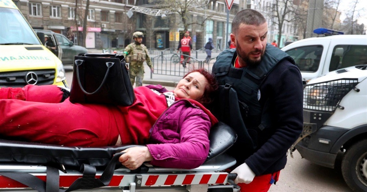 Сирієць Ахмад Альдвіхі рятує людей у війні. Він вирішив не покидати Україну, яка його прихистила