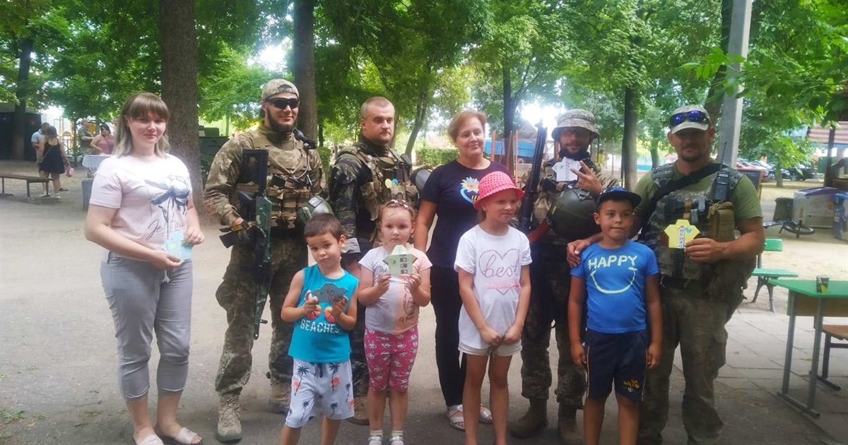 У Балті діти зробили вишиванки з паперу та подарували військовим