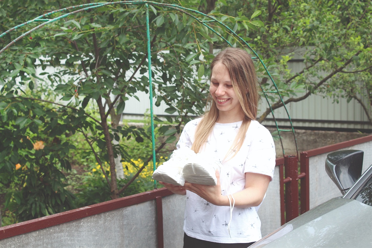 Вікторія мріє у цих білих кросівках якнайшвидше прогулюватися у своєму Херсоні