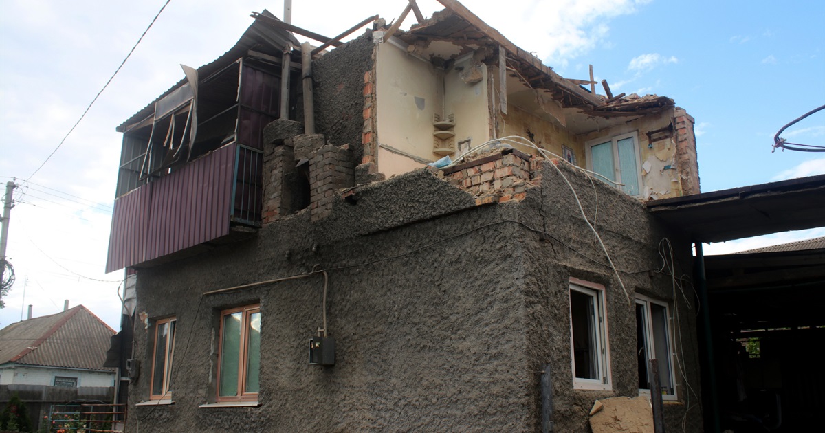 Наслідки обстрілів приватних житлових будинків Нікополя російською армією в ніч на 22 липня