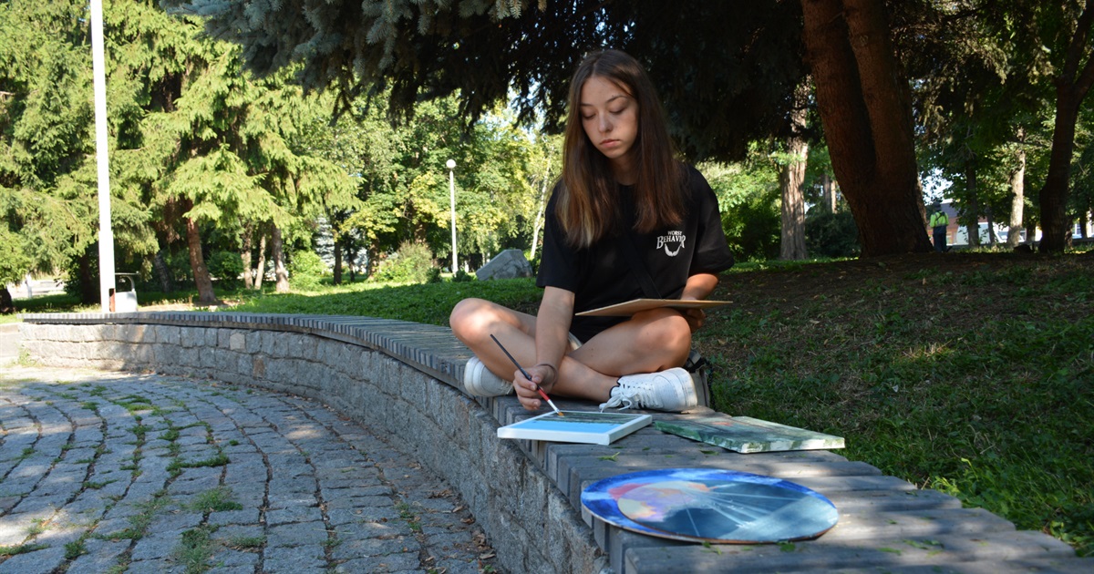 Золотоніська десятикласниця продає картини, щоб допомогти ЗСУ
