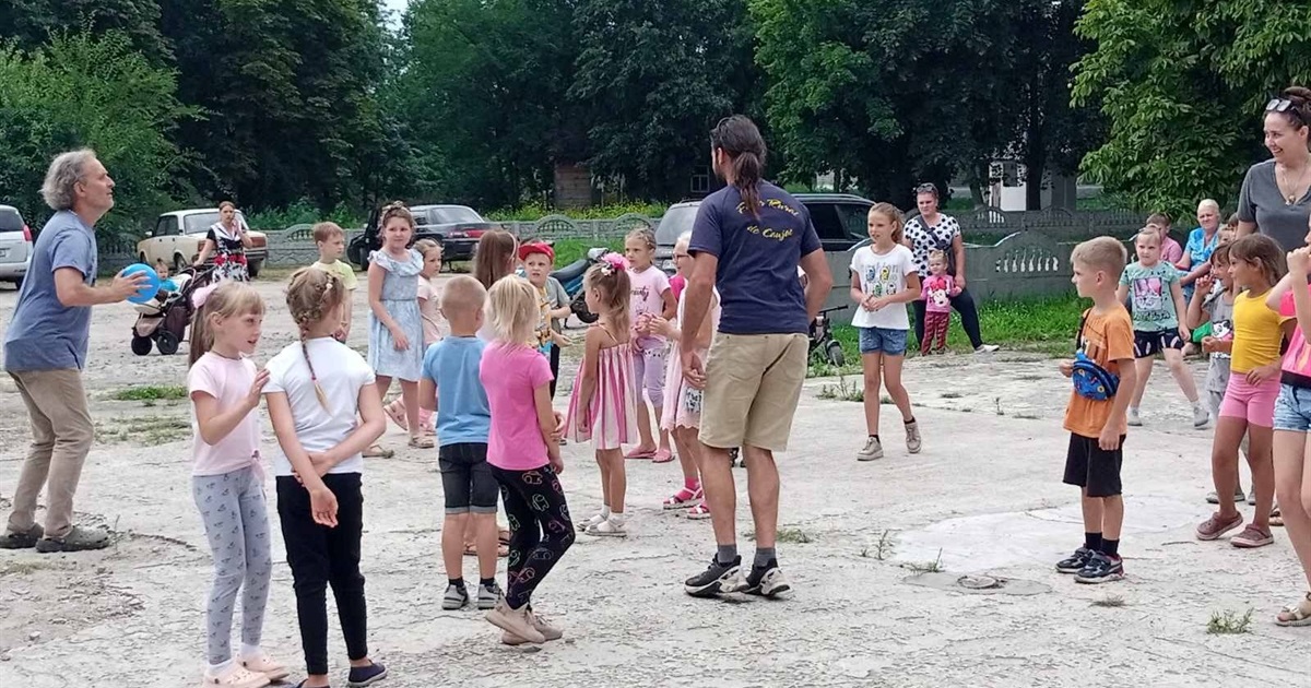 На Переяславщину приїхали французькі волонтери: привезли допомогу і розважили дітей у Хоцьках