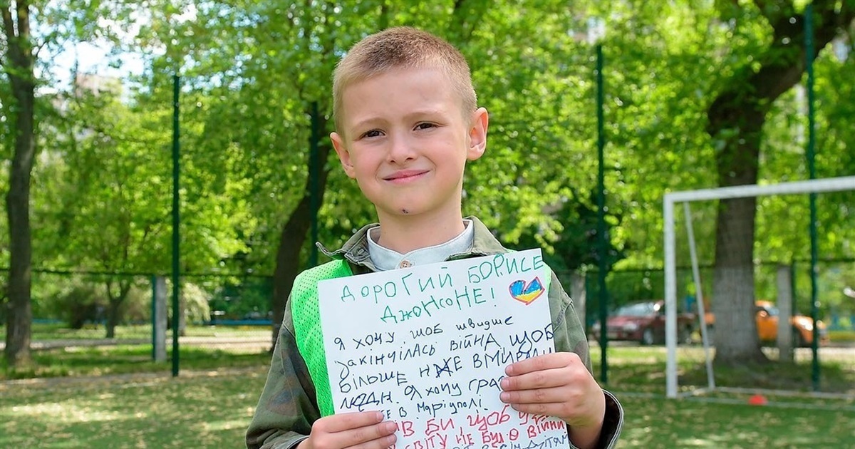 Likes dinosaurs and gets ready for school. The story of a Mariupol orphan who wrote to Johnson