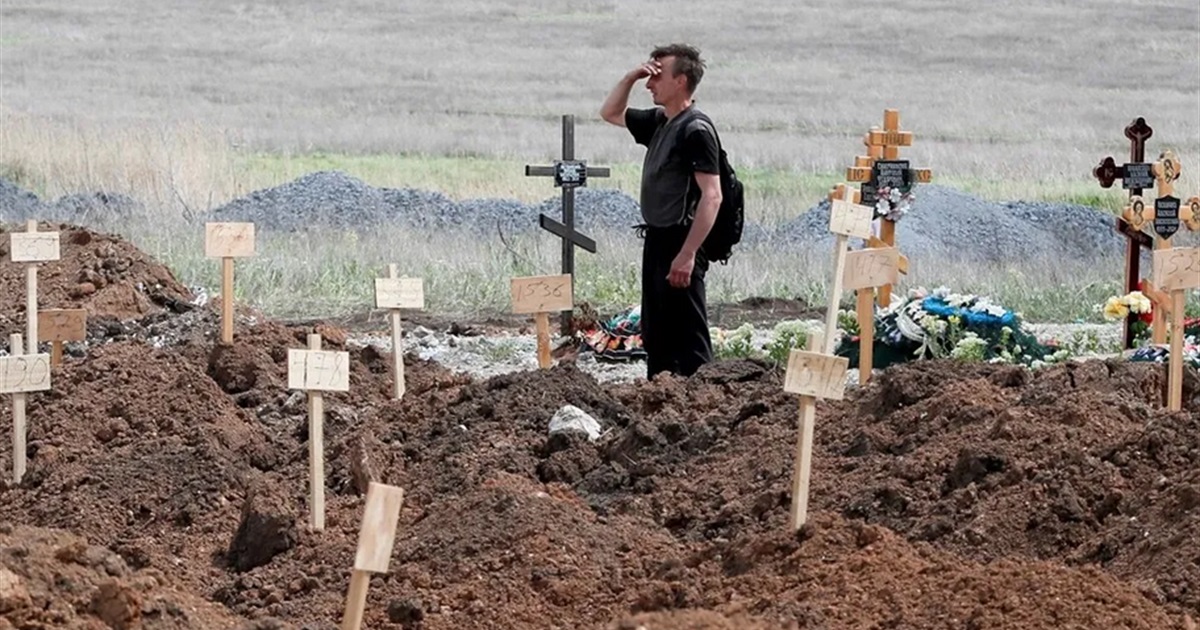 В Маріуполі окупанти викопали тіло дитини з кладовища. Людей перепоховують у братських могилах