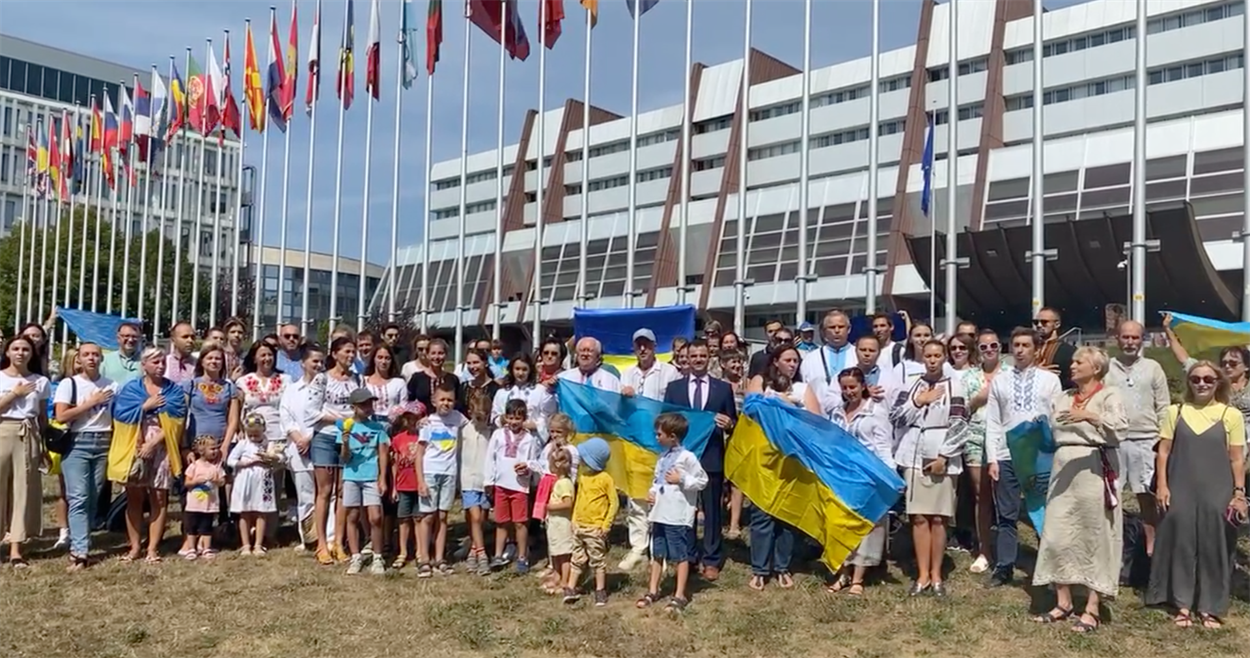 Біля будівлі Ради Європи виконували державний гімн України