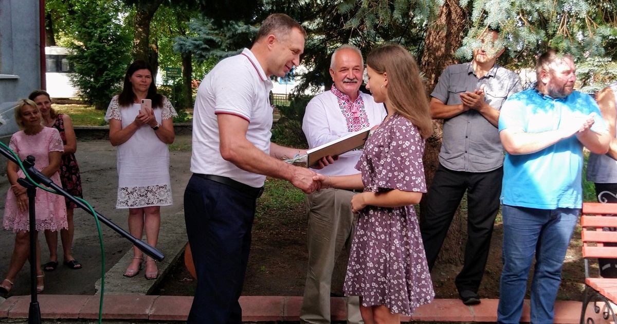 Кращих випускників відзначили у Володимирці на День Державного Прапора