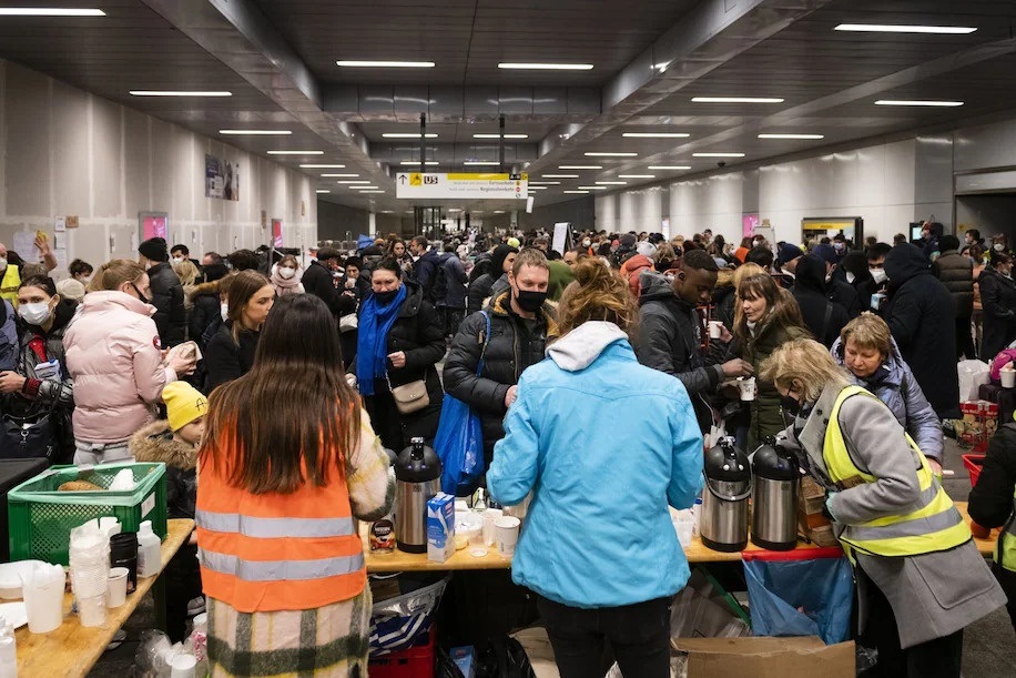 Волонтери роздають їжу та інші продукти евакуйованим українцям після прибуття на центральний залізничний вокзал Берлін; ілюстративне фото 
