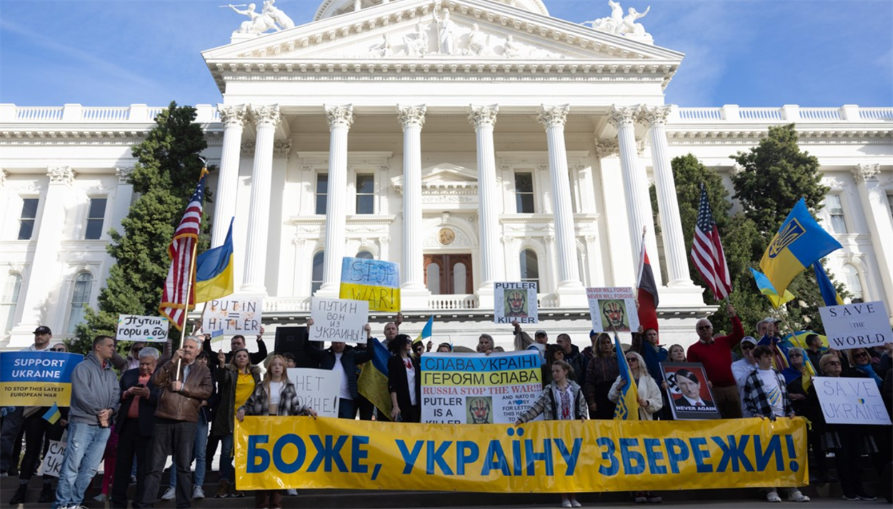 Мітинг за мир в Україні в Капітолії штату Каліфорнія в Сакраменто