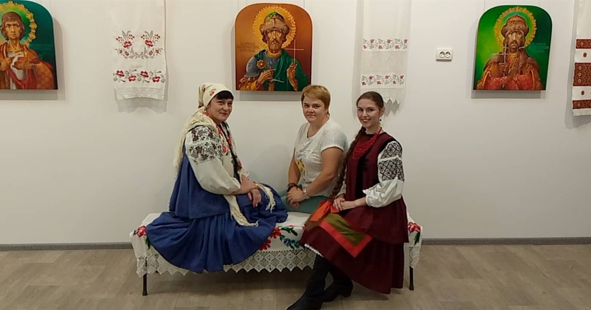 І на тім рушничкові оживе все знайоме до болю...І виставка, і костюмований "performance"
