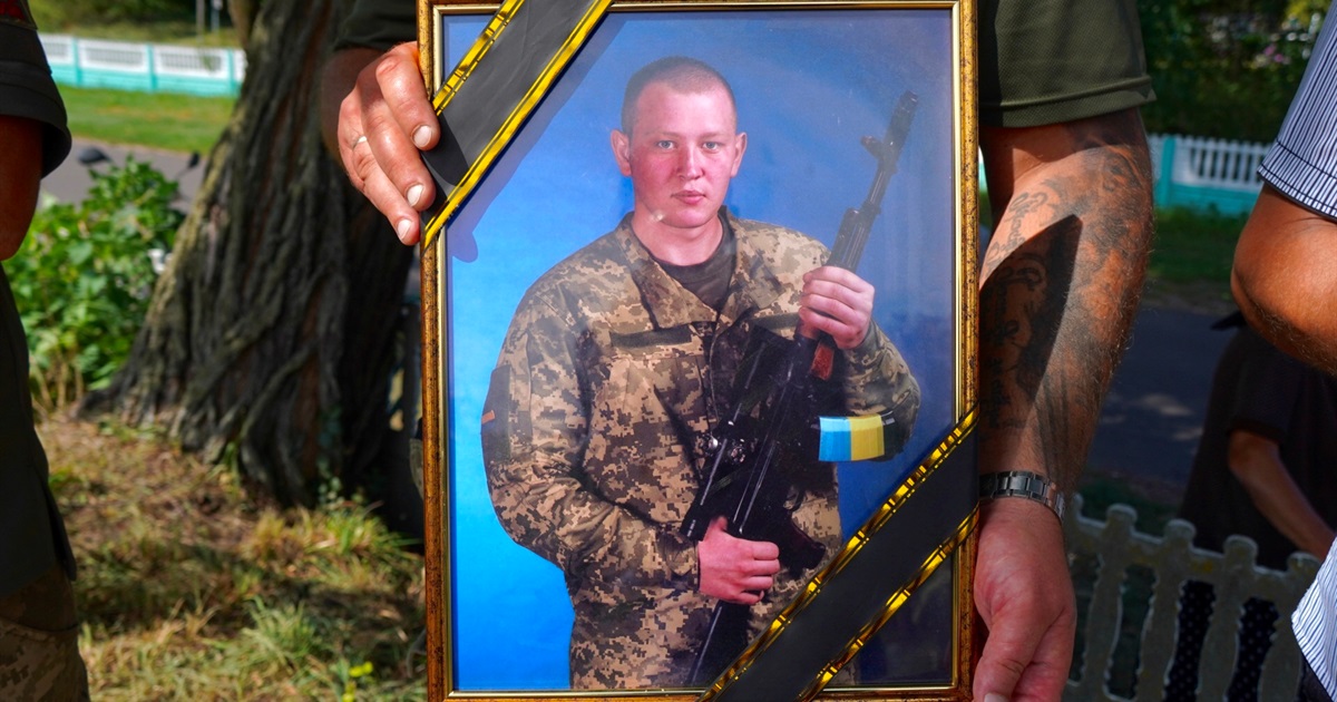 На Переяславщині у Пристромах все село прощалося з загиблим на війні Олегом Гордієнком ФОТО/ВІДЕО