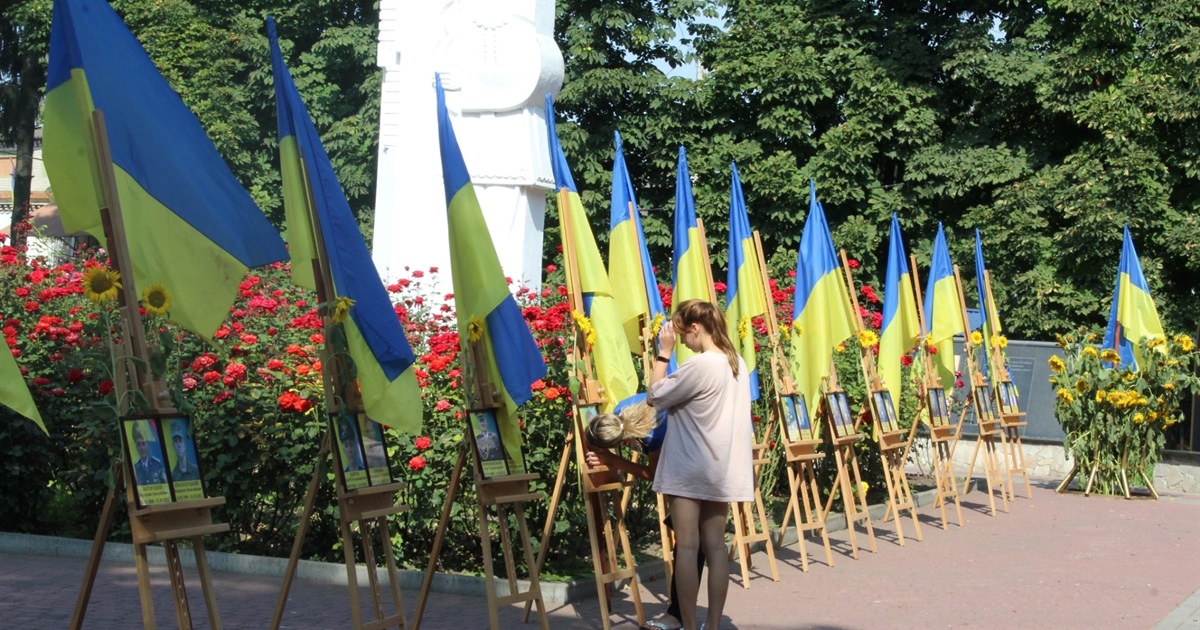 Тиха акція у Старокостянтинові: у громаді вшанували пам'ять Героїв, що віддали життя за Україну