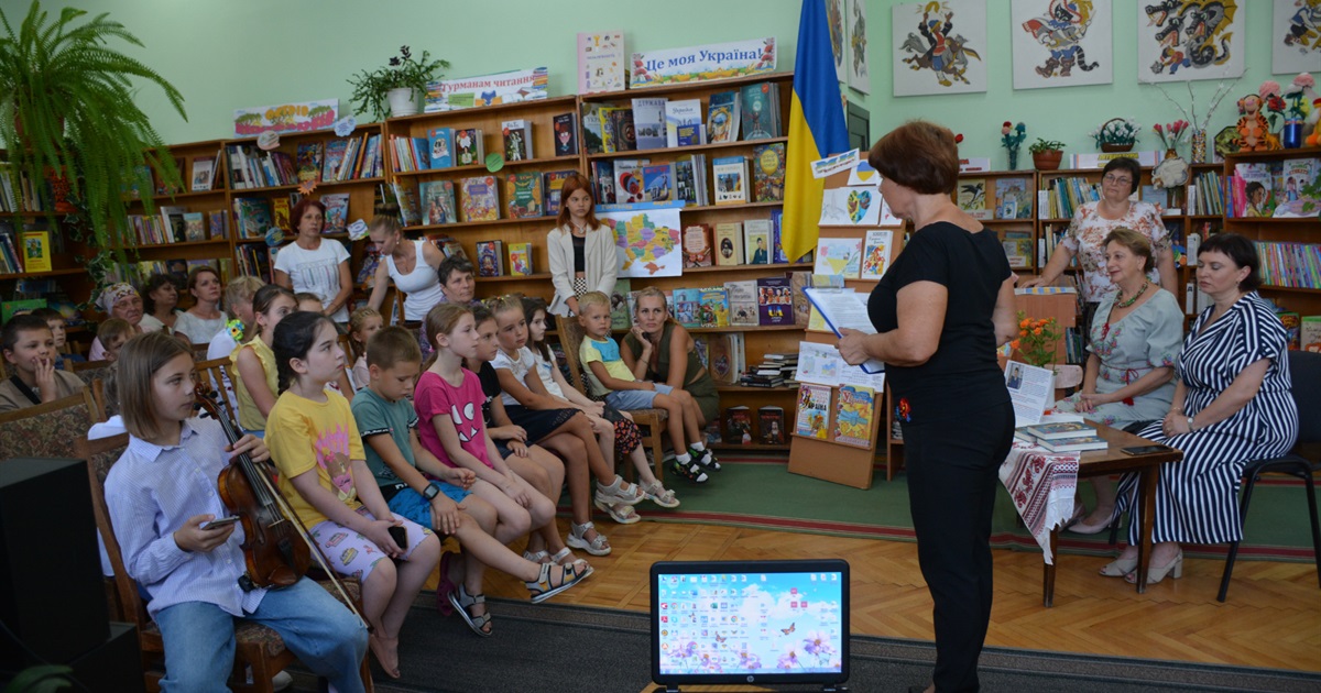 Казкотерапія та солодощі: як у міській бібліотеці відзначили державні свята