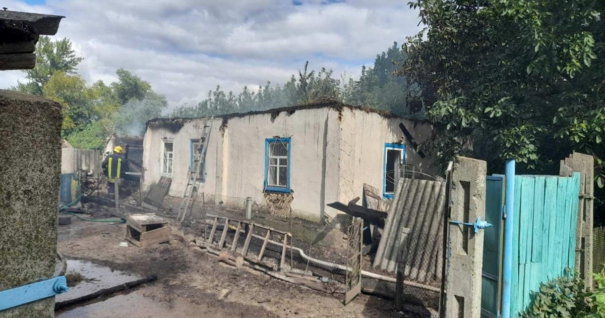 ворог обстріляв три громади Чернігівщини з мінометів та артилерії: згорів будинок