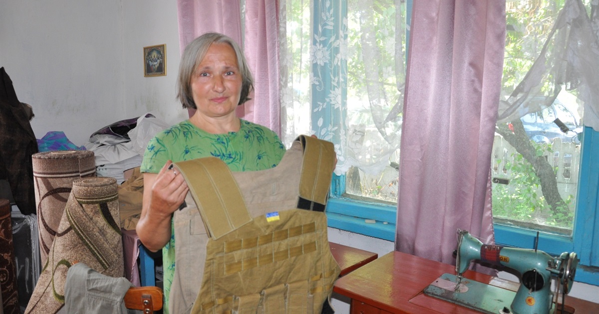 «Якби могла, я б і атомну бомбу розробила»: на Сарненщині майстриня шиє «розгрузки» для військових