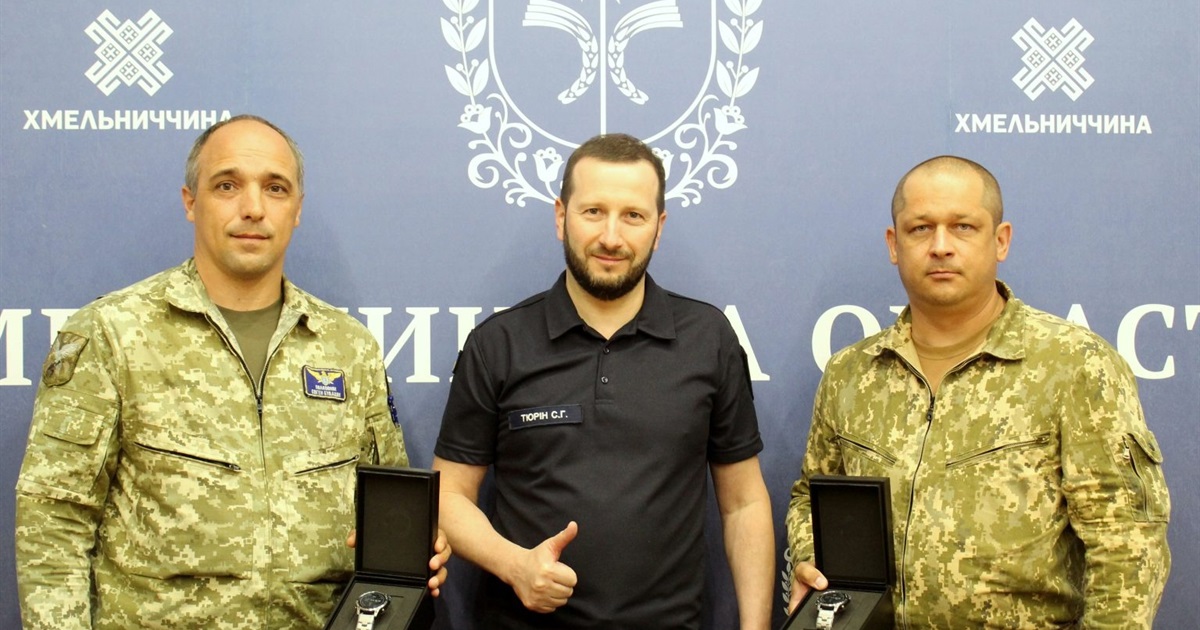 Льотчики і штурмани 7-ї бригади тактичної авіації отримали розумні смартгодинники Garmin Aviator