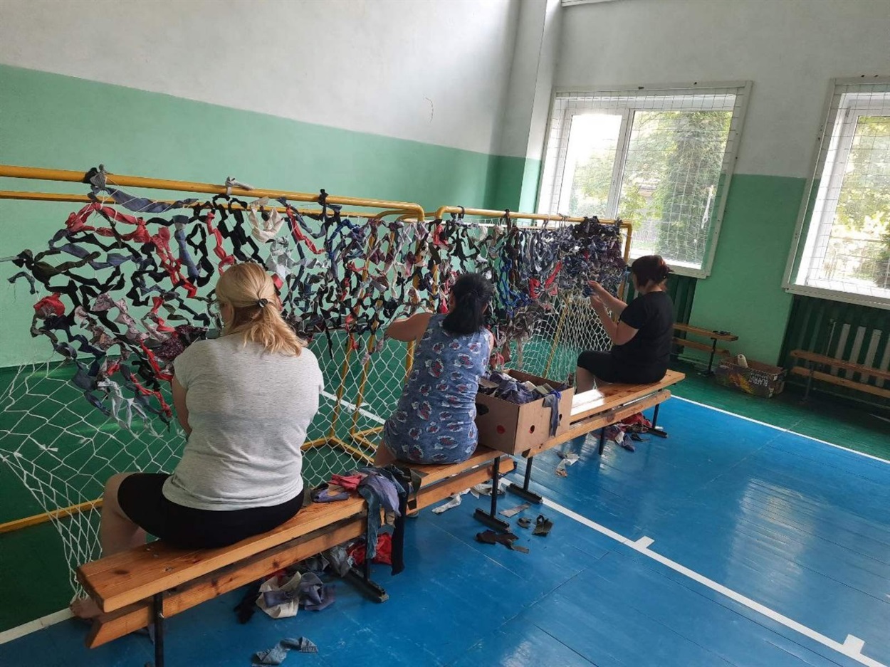 Переселенці в Сарнах плетуть маскувальні сітки для військових