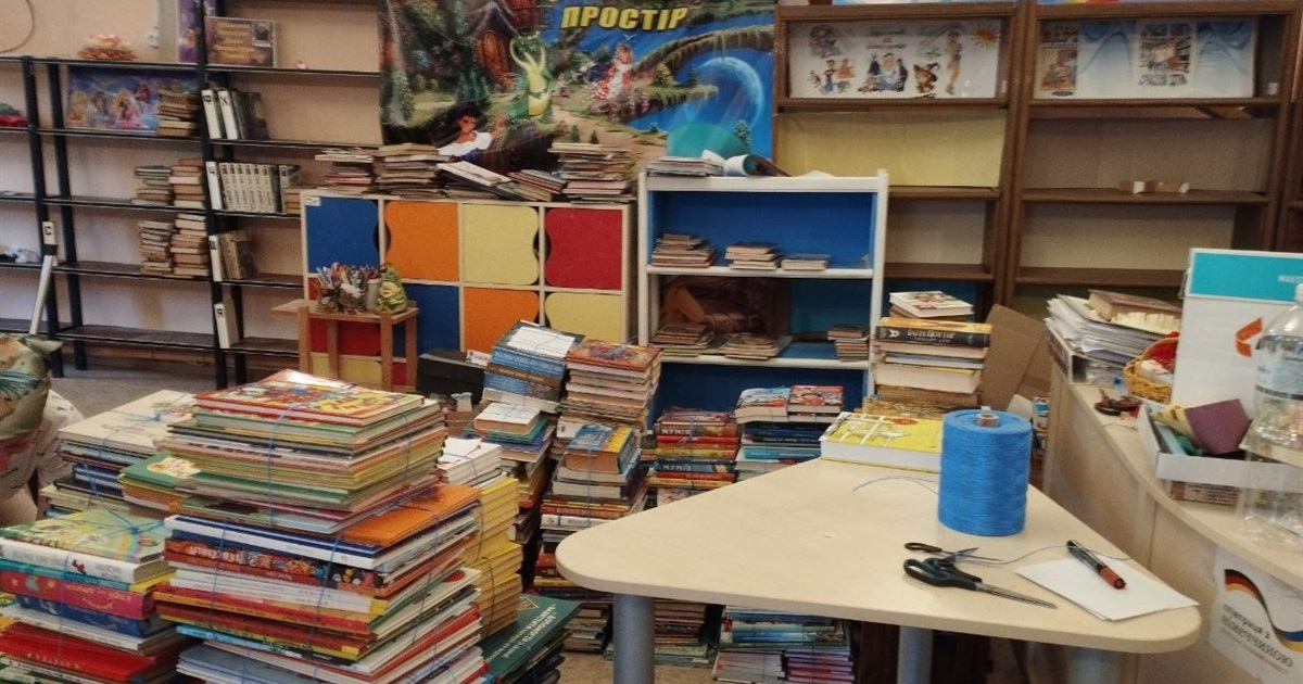 Нікопольські бібліотекарі рятують україномовний книжковий фонд Дитячої бібліотеки