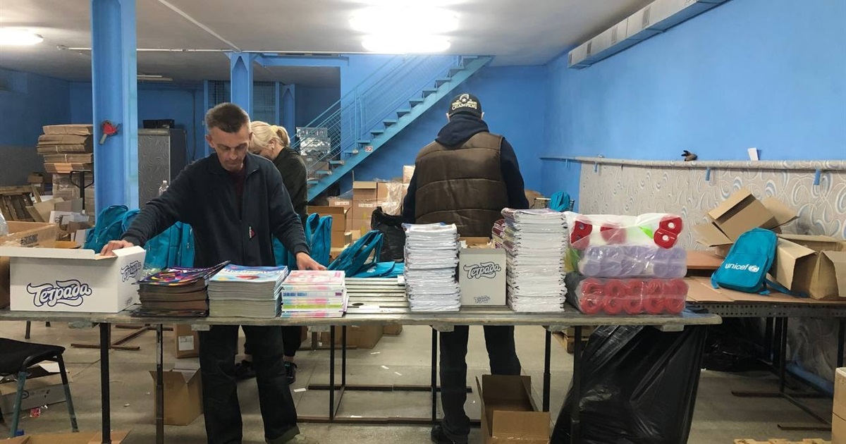 Ювелір, музикант і викладачка працюють на складі гуманітарної допомоги. Ось чому це важливо для них