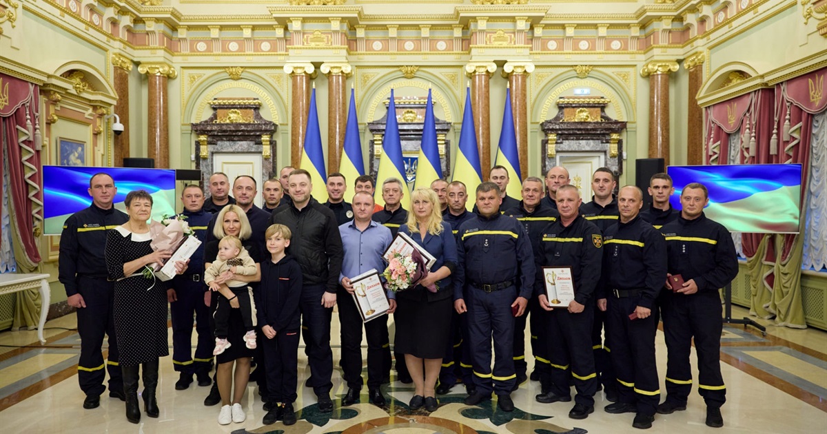 Лагодив пошкоджені магістралі та евакуював людей. Попаснянина відзначили, як Героя-рятувальника року