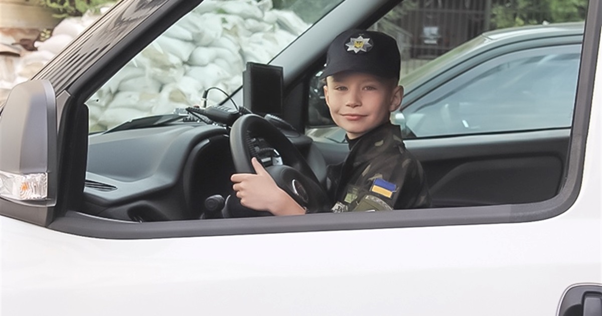Як співак-волонтер з Чернігова Сергій Мороз знайомився з роботою київських правоохоронців. Фото